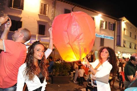 Il Volo Di Mezzanotte Lanterne Illuminate Lanciate Dalle Terrazze A