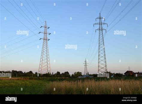 Torres De Transmisi N Que Transportan L Neas El Ctricas De Alta Tensi N