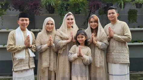 Potret Ayu Ting Ting Salat Idul Fitri Bareng Keluarga Khusyuk Banget