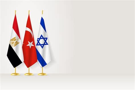 Banderas de Egipto Turquía e Israel están en fila en un asta de