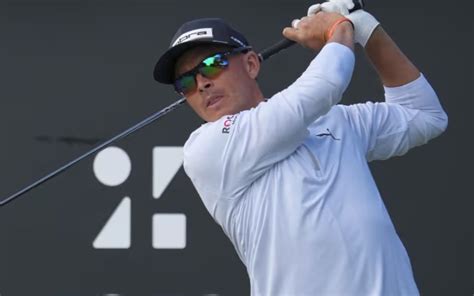 Golf Crowd Favourite Fowler Cards 64 And Moves To Top 10 At Zozo