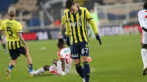 Mesut lu kadrosuyla Mesut olamıyor Göztepe ye de yenilen Fenerbahçe