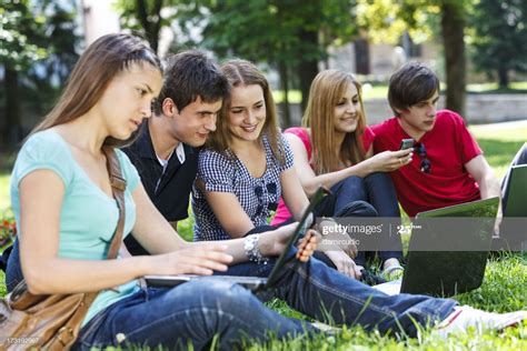 Foto de stock : Grupo de estudiantes universitarios estudiando en el ...