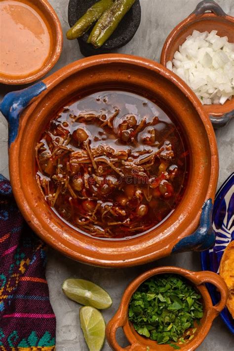 Birria De La Carne De Vacuno Con Garbanzos De Fondo Gris Comida