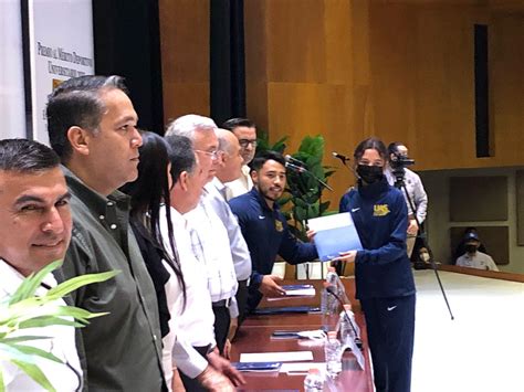 Reconoce Uas A Deportistas Con La Entrega Del Premio Al M Rito