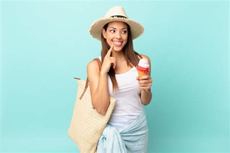 Jovem Mulher Hisp Nica Sorrindo Feliz E Sonhando Acordada Ou Duvidando