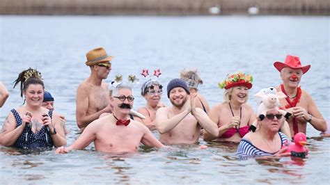 Jahresbeginn Berliner Seehunde Treffen Sich Zum Eisbaden An Neujahr