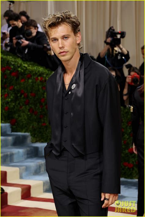 Austin Butler Kaia Gerber Have Made Their Red Carpet Debut At Met