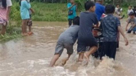 Probolinggo Diguyur Hujan Deras Selama Jam Jalan Penghubung Di