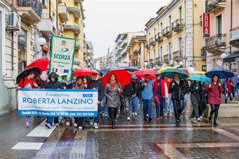 La Pioggia Non Ferma L Indignazione A Cosenza In Marcia Contro La