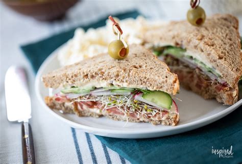 Hummus Sandwich - healthy and delicious recipe