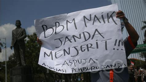 Poster Poster Sindiran Di Demo Tolak Kenaikan Bbm Foto Tempo Co