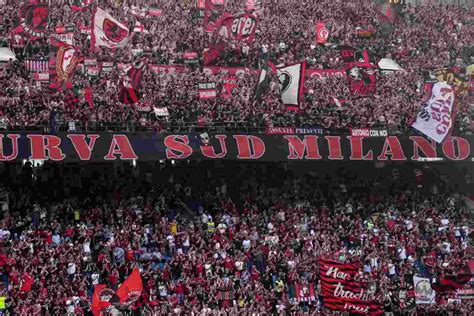 Ml Milan L Emblematico Striscione Della Curva Sud Fischi Per