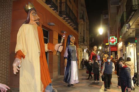 El mercado de San Jerónimo recupera el pasacalles de Gigantes y