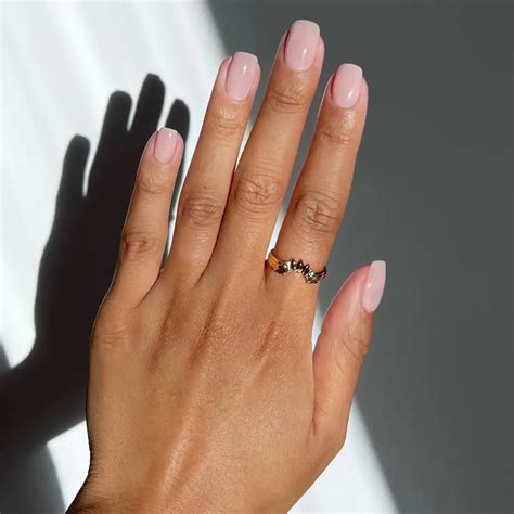 ideas de uñas nude con decoraciones burdeos perfectas para invierno