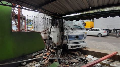 Caminh O Arrasta Mec Nico E Invade Restaurante Na Zona Sul De Manaus