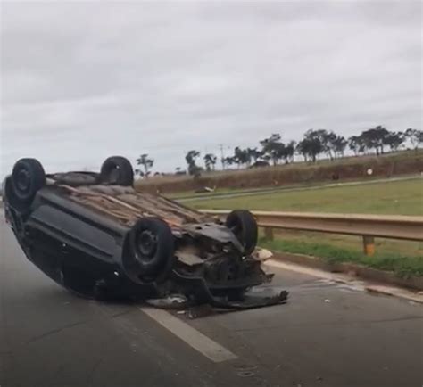 Carro capota após bater em outro veículo na Raposo Tavares em