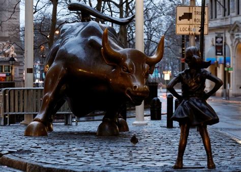 La niña sin miedo frente al toro de Wall Street poderosa imagen del