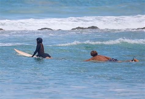 Shakira Sufre Aparatoso Accidente Practicando Surf Video