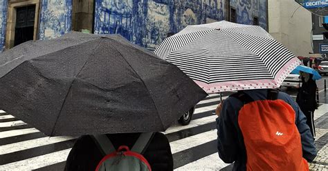 Chuva Coloca Doze Distritos De Portugal Continental Sob Aviso Amarelo