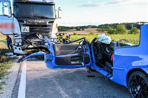 Tödlicher Unfall in Bayern Junger Mann kracht mit VW Lupo frontal in