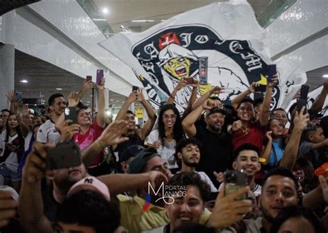 Torcida Vasca Na Em Manaus Lota Aeroporto Para Receber Jogadores Do