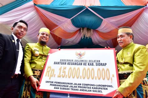 Gubernur Sulsel Serahkan Bantuan Keuangan Rp15 Miliar Untuk Sidrap