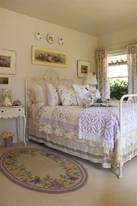 25 Fashionable Shabby Chic Bedroom (All are Stylish!)