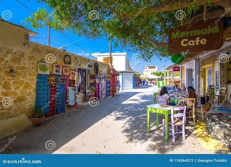 Calle Colorida En El Pueblo De Matala Creta Grecia Foto De Archivo