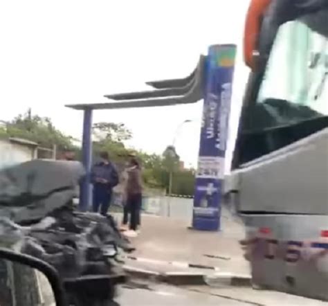 Colisão entre ônibus e carro deixa feridos na Estrada dos Alvarengas