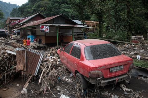 Floods and cold lava kill 37 in Indonesia's West Sumatra