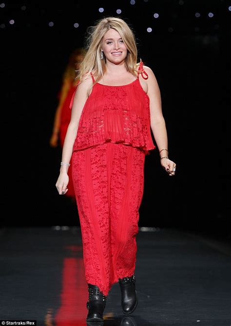 A Model Mom To Be Eight Months Pregnant Daphne Oz Dances Down The New York Fashion Week Runway