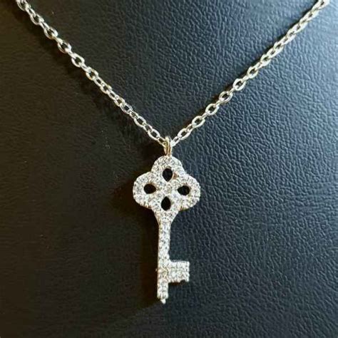 KEY NECKLACE - Giving and Living