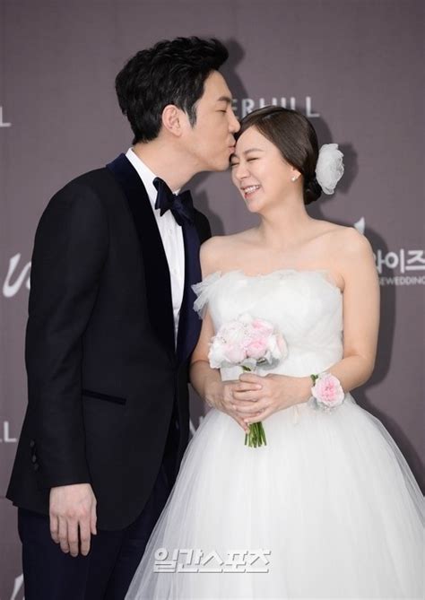 俳優チェ・ウォンヨン、新婦シム・イヨンの額に愛らしいキス Joongang Ilbo 中央日報