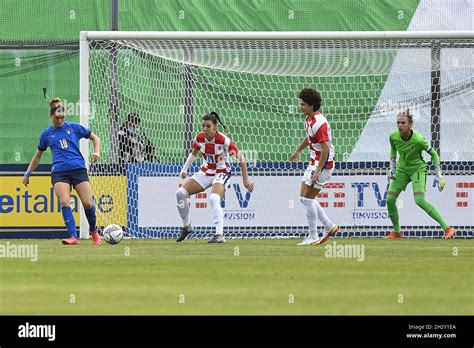 Cristiana Girelli of Italy and Antonia Dulčic of Croatia in action