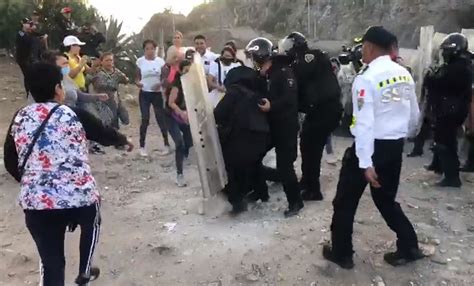 Video Polic As Repliegan A Manifestantes Que Bloqueaban La Autopista