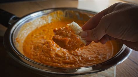 Çakallı Menemen aus Eigelb Tomaten Paprika und geriebenem Käse