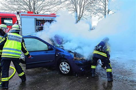 St Georgen Kurios Autofahrer Stellt Sein Brennendes Fahrzeug Direkt