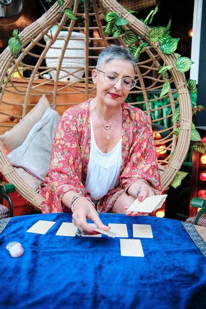 Una Mujer Repartiendo Cartas Para Predecir El Futuro Usando El Tarot