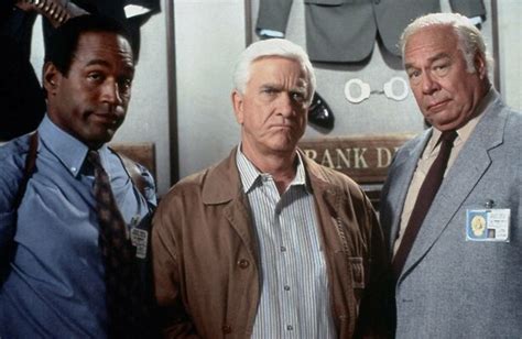 Lukt Het Leslie Nielsen De Koningin Te Redden In The Naked Gun From