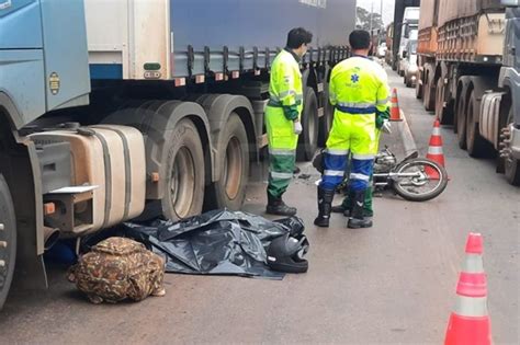 Casal morre em acidente entre moto e carreta na BR 364 veja vídeo