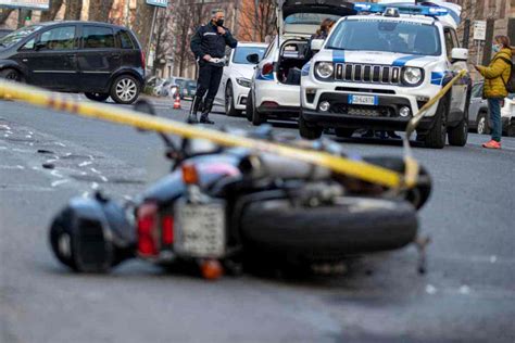 Grave Incidente A Roma Scontro Auto Moto Chiusa Via Di Grotta