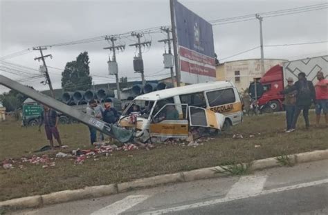 Urgente Van E Carro Colidem No Trevo Da Morte Do Distrito Industrial