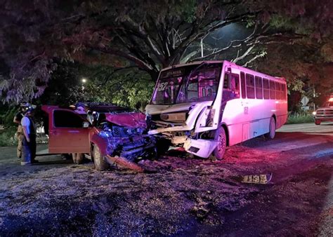 Conductor invade carril y choca de frente contra un autobús