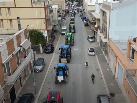 I Trattori Entrano Anche A Cerignola Si Allarga La Protesta Degli