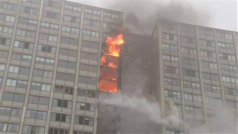 Incendiu devastator într un bloc cu 25 de etaje din Chicago O bătrână