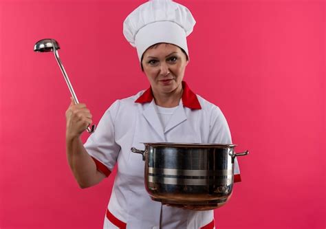 Cocinera De Mediana Edad En Uniforme De Chef Sosteniendo Una Cacerola Y