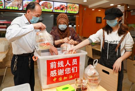 送爱心餐捐钱物抗疫 横岗这家餐馆老板让人暖心深圳新闻网