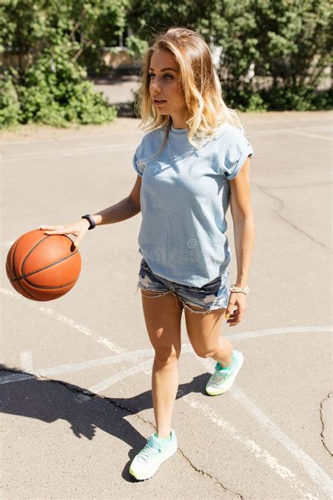 Fille Sexy Sur Le Terrain De Basket Image Stock Image Du Verticale Mince 62672889