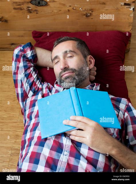 Homme Endormi Avec Livre Banque De Photographies Et Dimages à Haute